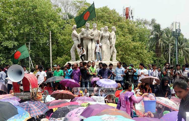 ঢাকা বিশ্ববিদ্যালয়ের রাজু ভাস্কর্যের সামনে কোটাব্যবস্থা সংস্কারের দাবিতে আন্দোলনকারীরা অবস্থান করছেন। ছবি : বিপ্লব দিক্ষিৎ