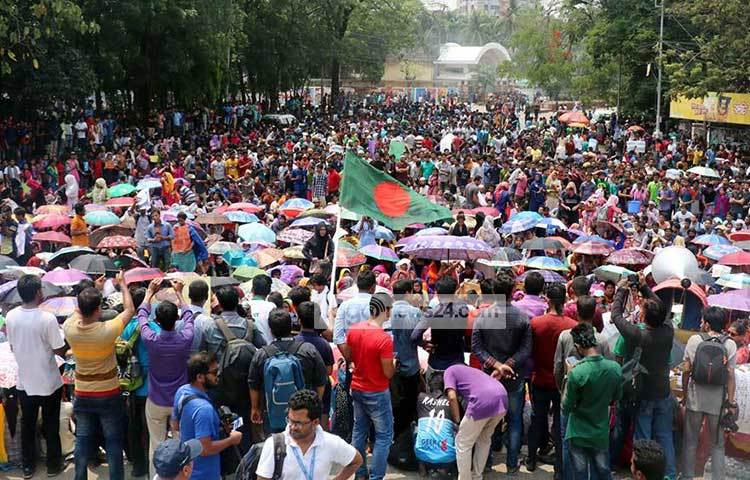 প্রধানমন্ত্রীর কাছে থেকে সুস্পষ্ট ঘোষণা না আসা পর্যন্ত ছাত্র-ছাত্রী ও চাকরি প্রত্যাশীরা আন্দোলন চালিয়ে যাবেন। ছবি : বিপ্লব দিক্ষিৎ