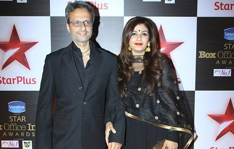 রাবিনা ট্যান্ডন : অক্ষয় কুমারের সঙ্গে এক সময় বাগদান সারা হয়ে গিয়েছিল রাবিনার। পরে তাদের সম্পর্কের ইতি নিয়ে বলিউডে জোর গসিপ হয়। রাবিনা এখন ফিল্ম ডিস্ট্রিবিউটর অনীল থাডানির ঘরনী। শোনা গিয়েছে, রবিনার আগে আরও একবার বিয়ে হয়েছিল অনীলের।