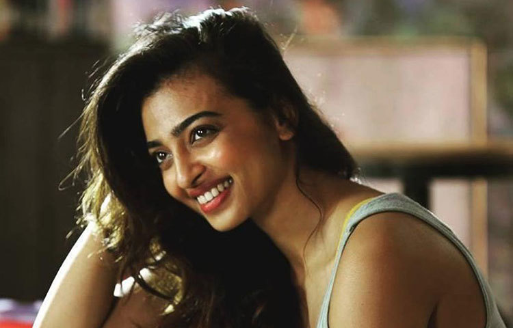 রাধিকা আপ্তে : বলিউডের স্পষ্ট বক্তা হিসেবে পরিচিতি রয়েছে রাধিকার। ‘পার্চড’ ছবিতে তার নগ্নতা নিয়ে তোলপাড় হয়েছিল গোটা ইন্ডাস্ট্রি। পুুরুষতান্ত্রিক সমাজে মহিলাদের লড়াই করার গল্প ‘পার্চড’। রাধিকা জানিয়েছেন, চিত্রনাট্যের প্রয়োজনে নগ্ন হতে তার কোনো আপত্তি নেই।