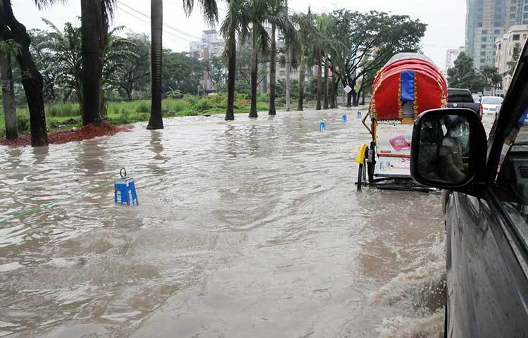 সাগরের সৈকতের মতো মনে হচ্ছে। চারদিকে অথৈ পানি। ছবি : বিপ্লব দিক্ষিৎ