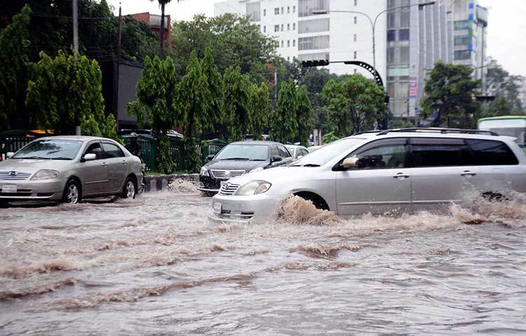 পানির মধ্যে চলছে প্রাইভেটকার। ছবি : বিপ্লব দিক্ষিৎ
