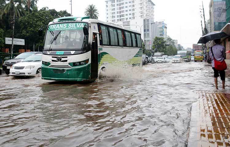 পথ-ঘাট সব ডুবে গেছে। মনে হচ্ছে এই পথচারী পথ হারিয়ে ফেলেছেন। ছবি : বিপ্লব দিক্ষিৎ