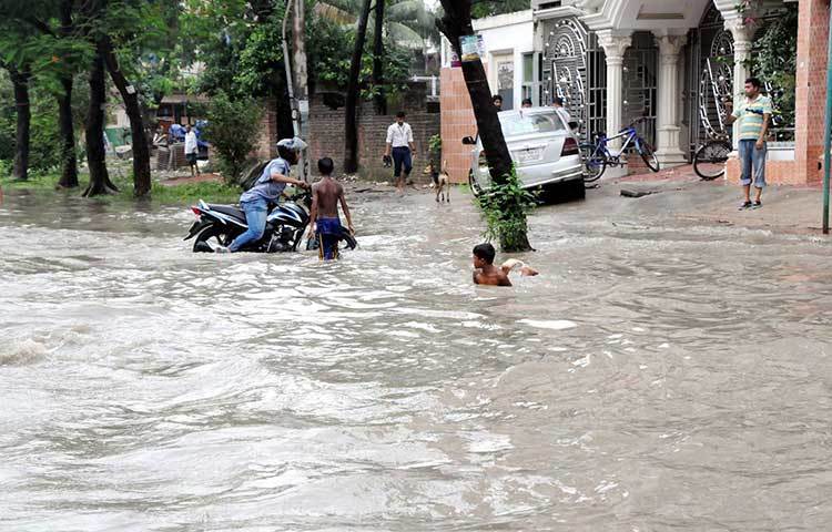 পানির মধ্যে খেলছে দুই শিশু। ছবি : বিপ্লব দিক্ষিৎ