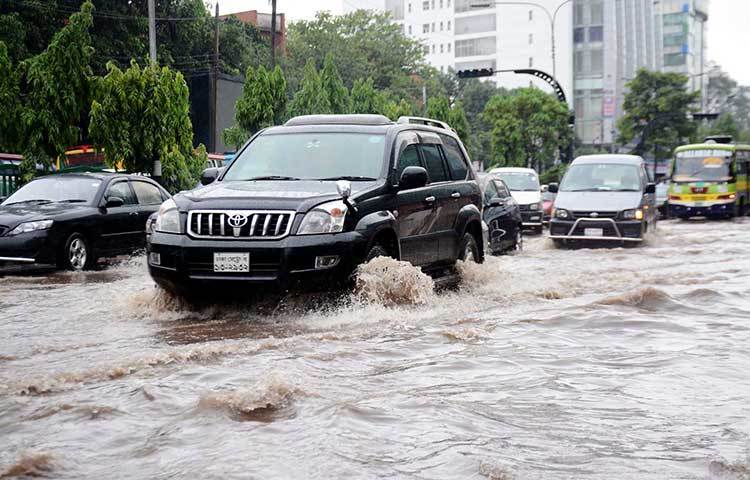পানির মধ্য দিয়ে ছুটে চলছে গাড়ি। ছবি : বিপ্লব দিক্ষিৎ