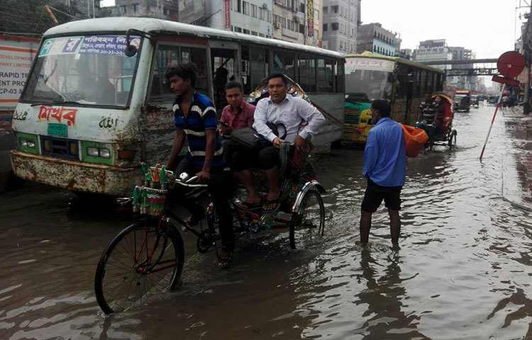 টানা বৃষ্টি হলেই রাজধানীবাসী জলাবদ্ধতায় আটকা পড়ে। আজ সকালে মিরপুর-কাজীপাড়া, শেওড়াপাড়া এলাকা থেকে এ ছবি তুলেছে আবু সালেহ সায়াদাত ।