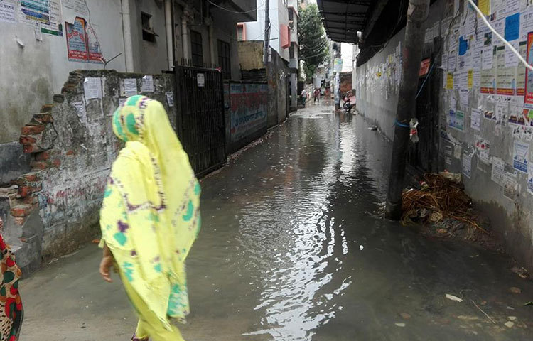 অলিগলি বৃষ্টির পানিতে ডুবে গেছে। এতে এলাকার মানুষ ভোগান্তির শিকার হচ্ছে। ছবি : আবু সালেহ সায়াদাত