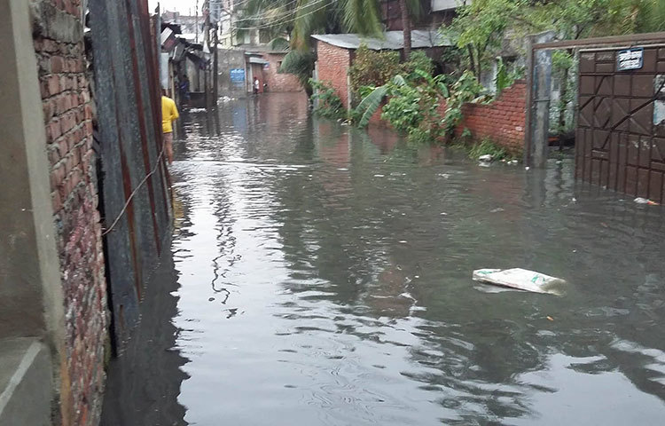 বৃষ্টির পানি অনেকের বাসা-বাড়িতে ঢুকেছে। ছবি : আবু সালেহ সায়াদাত