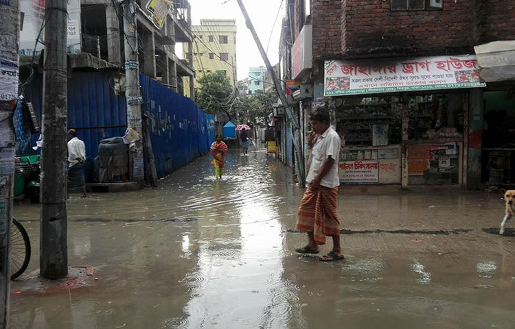 বৃষ্টির পানিতে রাস্তা ডুবে যাওয়ায় জনজীবন স্থবির হয়ে পড়েছে। ছবি : আবু সালেহ সায়াদাত