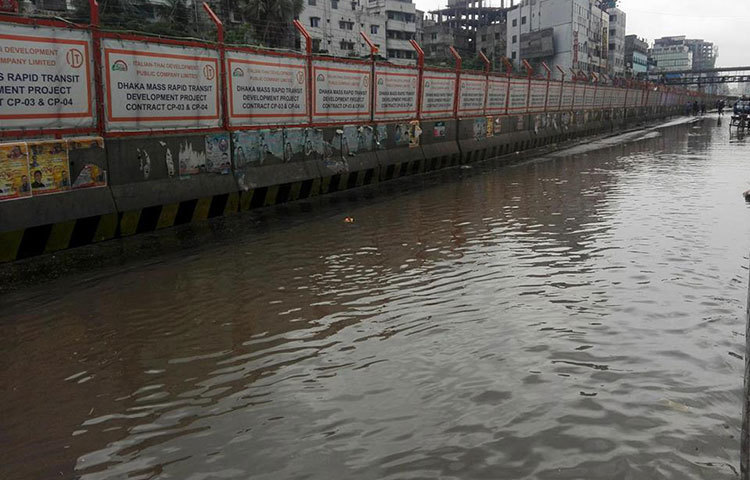 পানিতে রাস্তা ডুবে গেছে। ফলে যান চলাচল ব্যাহত হচ্ছে। ছবি : আবু সালেহ সায়াদাত