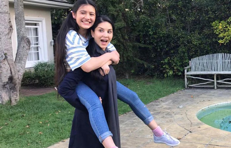 ইনস্টাগ্রামে এই ছবি পোস্ট করে রাইসা এক্সের সঙ্গে পরিচয় করিয়ে দেন সানি লিওন নিজেই।