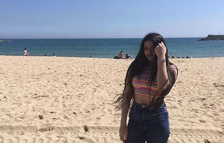 বার্সেলোনার সমুদ্র সৈকতে রাইসা।