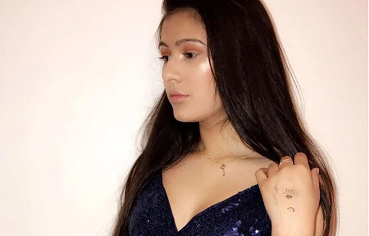 ছবি তুলতে বেশ পছন্দ করেন রাইসা।