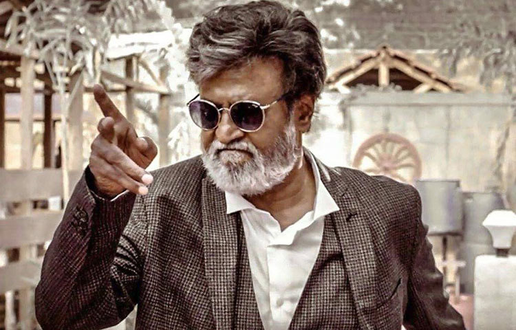 রজনীকান্ত : শুধু ভারতে নয় এশিয়ায় সর্বোচ্চ আয়ের তারকাদের মধ্যে একজন রজনীকান্ত। বক্স-অফিস হিট ‘শিবাজী’ ছবির জন্য ২৬ কোটি টাকা নিয়েছিলেন ‘থ্যালাইভা’। তবে তিনি একজন বাস কন্ডাকটর হিসেবে ক্যারিয়ার শুরু করেছিলেন।