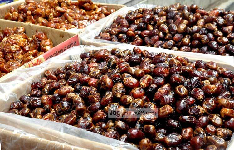 এবারের রমজানে খেজুরের দাম বাড়েনি। তাই ক্রেতারা অনেক খুশি। ছবি : বিপ্লব দিক্ষিৎ