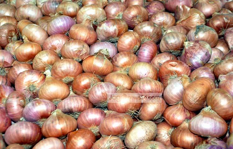 রাজধানীর মালিবাগ, খিলগাঁও, মুগদা, মগবাজার ও রামপুরার বিভিন্ন বাজার ঘুরে দেখা গেছে, মানভেদে প্রতিকেজি দেশি পেঁয়াজ ৪০-৫০ টাকা ও আমদানি পেঁয়াজ ৩০-৩৫ টাকায় বিক্রি হচ্ছে। ছবি : বিপ্লব দিক্ষিৎ