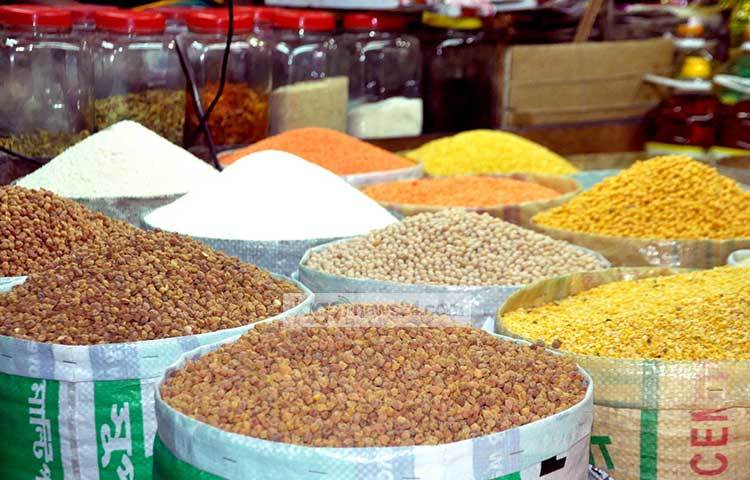 রাজধানীর মুগদা, শান্তিনগর, মালিবাগসহ কয়েকটি খুচরা বাজার ঘুরে দেখা গেছে, প্রতিকেজি ছোলা মানভেদে ৭৫ থেকে ৮৫ টাকায়, খেসারি ডাল ৫৮ থেকে ৬৫ টাকা, ডাবলি ৪০ থেকে ৪৫ টাকা, মুগ ডাল ১৩০ থেকে ১৪০ টাকা। ছবি : বিপ্লব দিক্ষিৎ