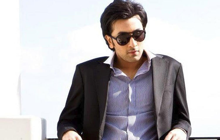 রণবীর কাপুর : বলিউডে ভার্সেটাইল অভিনেতা হিসেবে পরিচিতি রয়েছে রণবীরের। নানা রকম চরিত্রে দর্শকদের সামনে নিজেকে মেলে ধরেছেন তিনি। ‘সাওয়ারিয়া’ ছবির একটি গানের দৃশ্যে তার নগ্নতাকে নিয়ে অনেক বিতর্ক হয়।