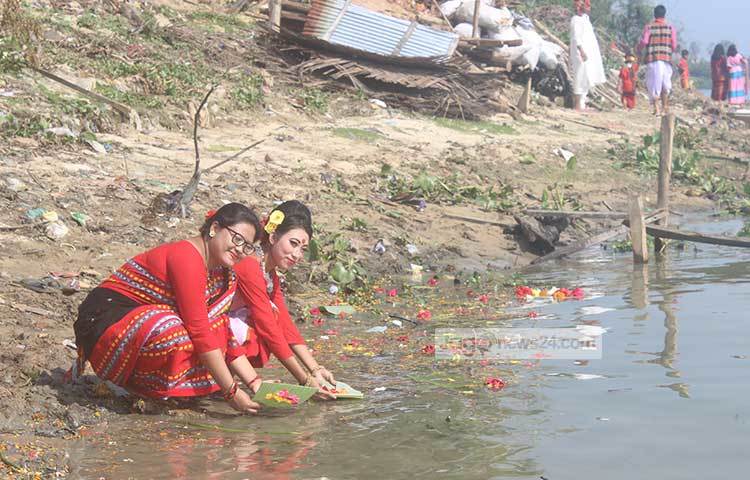 ত্রিপুরা জনগোষ্ঠির মানুষও এদিন পানিতে ফুল ভাসিয়ে পালন করেছে ‘হারি বৈসুক’।
