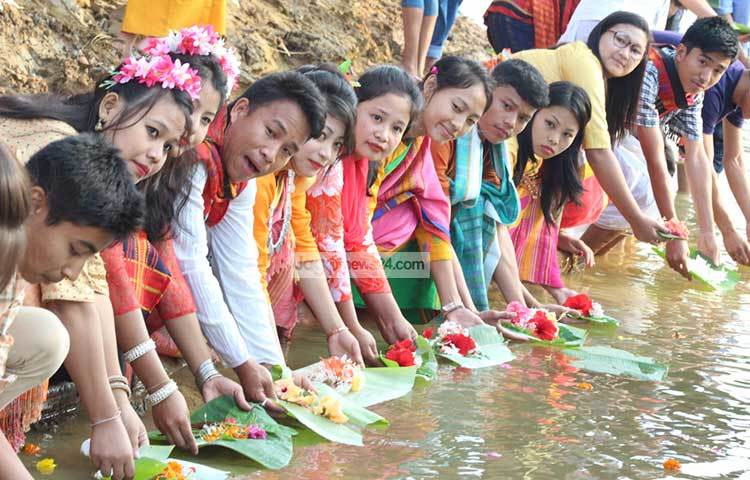 ফুলবিঝুতে উল্লেখযোগ্য সংখ্যক চাকমা তরুন তরুণী ও বিভিন্ন বয়সী মানুষ অংশ নেন।
