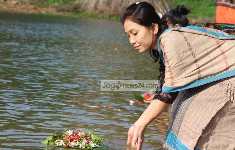 পানিতে ফুল ভাসিয়ে, ঘর সাজিয়ে, ঐতিহ্যবাসি গড়াইয়া নৃত্য পরিবেশন,বয়ষ্কদের স্নাত ও বস্ত্র দানের মাধ্যমে পালন করেন দিনটি।