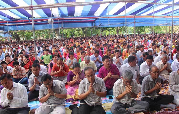 দেশ ও জাতির মঙ্গল কামনায় প্রার্থনা করছেন বৌদ্ধ ধর্মাবালম্বীরা। ছবি : সাইফুল উদ্দীন