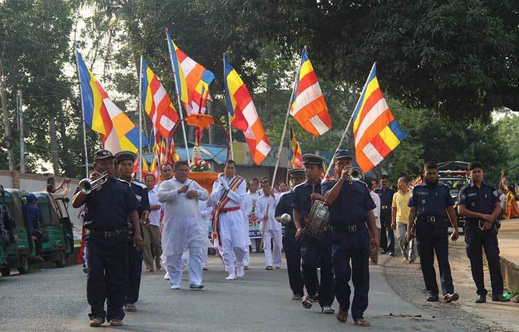 শোভাযাত্রায় প্রধান অতিথি হিসেবে উপস্থিত ছিলেন রাঙ্গামাটি পার্বত্য জেলা পরিষদের চেয়ারম্যান বৃষ কেতু চাকমা। এসময় আরো উপস্থিত ছিলেন রাজ বনবিহার উপাসক-উপাসিকা পরিষদের সভাপতি গৌতম দেওয়ানসহ পূণ্যার্থীবৃন্দ। ছবি : সাইফুল উদ্দীন