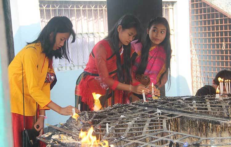 শোভাযাত্রা শেষে রাজ বন বিহারে পূণ্যার্থীরা প্রদীপ প্রজ্জ্বলন করেন এবং পরে রাজ বনবিহার আবাসিক প্রধান শ্রীমৎ প্রজ্ঞালংকার মহাথেরো ভান্তে দেশনা প্রদান করেন। ছবি : সাইফুল উদ্দীন