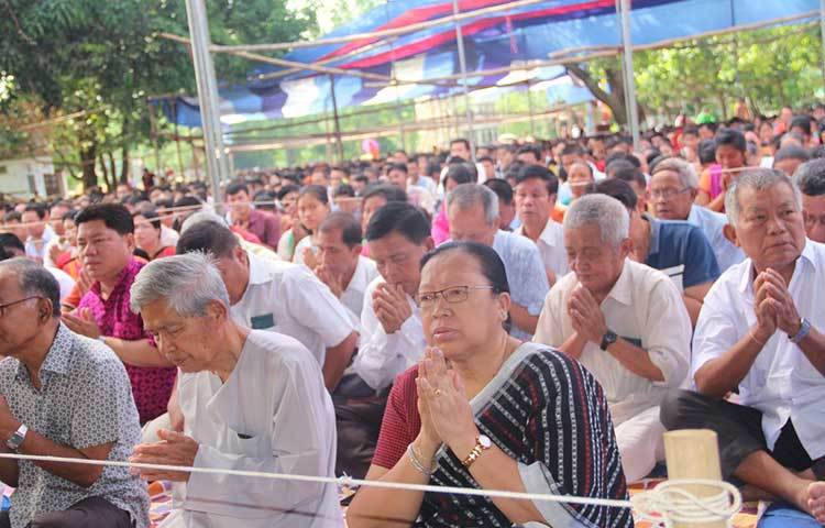 রাজ বনবিহার আবাসিক প্রধান শ্রীমৎ প্রজ্ঞালংকার মহাথেরো ভান্তে দেশনা প্রদান কালে দেশ, জাতি ও বিশেদের সকল প্রাণীর জন্যে প্রার্থনা করেন। সন্ধ্যায় বিহার প্রাঙ্গণে প্রদীপ প্রজ্জ্বলন ও ফানুস উড়ানো হবে বলে জানা যায়। ছবি : সাইফুল উদ্দীন
