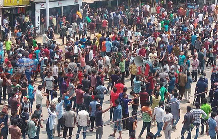 রংপুরের মডার্ন মোড়ে শিক্ষার্থীদের অবস্থান।