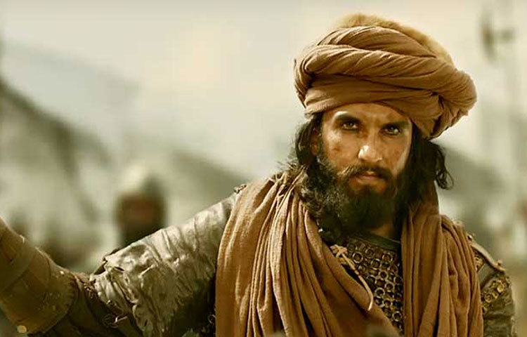 স্মরণীয় অভিনয় পুরস্কার পেয়েছেন রণবীর সিং (পদ্মাবত)।