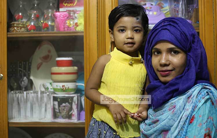 ষষ্ঠ শ্রেণি পর্যন্ত লেখাপড়া করা রেশমার বাবার কথা তেমন মনে নেই। তিন বোন ও দুই ভাইয়ের মধ্যে সবার ছোট তিনি। বড় ভাই ও মা দিনাজপুর থাকেন। বাকি সবাই এখন ঢাকাবাসী।  ছবি : মাহবুব আলম