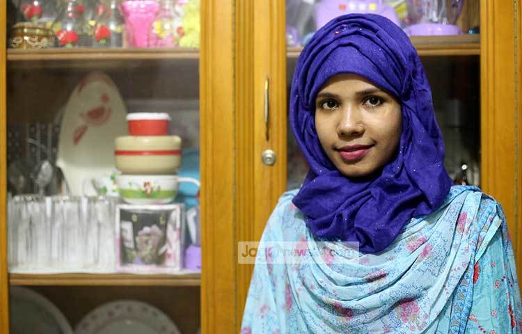 রানা প্লাজার সেদিনে ধ্বংসলীলার কথা মনে করে আজও আঁতকে ওঠেন রেশমা।  ছবি : মাহবুব আলম