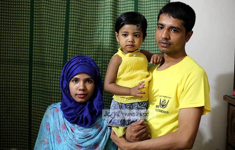 রেশমার স্বামী মোবাইলের দোকান দিয়েছেন গেল বছর। দুই বছরের কন্যা রেবা আর স্বামী রাব্বিকে নিয়ে এখন বেশ ভালো আছেন রেশমা। ছবি : মাহবুব আলম