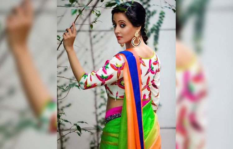 শাড়িতে স্বপ্নচারিণী রাইমা।