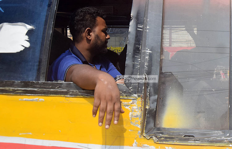 গাড়ির সংঘর্ষে হাত বিছিন্ন হয়ে প্রাণ হারান কলেজ ছাত্র রাজিব-এ ঘটনা এখন দেশব্যাপী আলোচিত। তারপরেও মানুষের মধ্যে যেন সচেতনতা বোধ জাগ্রত হচ্ছে না। গাড়ির জানালা দিয়ে হাত বের করে বসে আছেন এক যাত্রী। রাজধানীর বাড্ডা থেকে আজ সকালে এই ছবি তুলেছেন আলোকচিত্রী মাহবুব আলম। ছবি : মাহবুব আলম