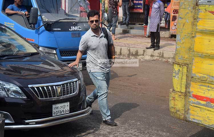 যেন গাড়ির সঙ্গে পাল্লা দিয়ে ছুটছেন এই পথচারি। সবার পথচলায় অসচেতনতা থাকলে সড়ক দুর্ঘটনা থামবে কী করে! ছবি : মাহবুব আলম