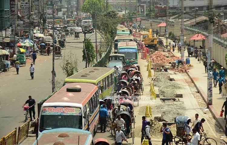 রাস্তা খোঁড়াখুঁড়ির কারণে অর্ধেক রাস্তা আটকে আছে। এতে যান চলাচল ব্যাহত হচ্ছে। রাজধানীর প্রেসক্লাব ও পল্টন এলাকা থেকে এ ছবি তুলেছেন বিপ্লব দিক্ষিৎ।