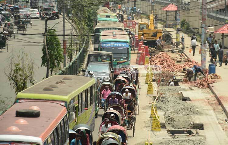 বৃষ্টির মৌসুম এলেই যেন রাস্তা সংস্কারের তোড়জোড় শুরু হয়। ছবি : বিপ্লব দিক্ষিৎ