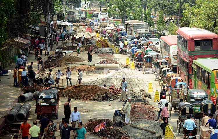 প্রেসক্লাবের সামনে বিস্তীর্ণ জায়গা জুড়ে চলছে রাস্তার কাজ। এতে পথচারীদের চলতে কষ্ট হচ্ছে। ছবি : বিপ্লব দিক্ষিৎ