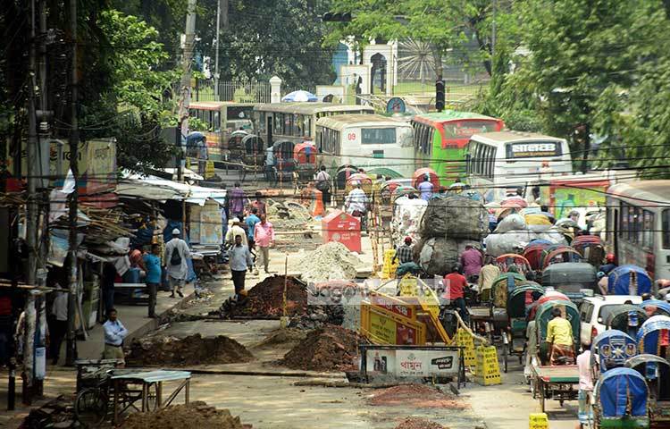 ধীর গতিতে চলছে রাস্তার সংস্কার কাজ। এতে করে নগরাসীর দুর্ভোগ বাড়ছে। ছবি : বিপ্লব দিক্ষিৎ