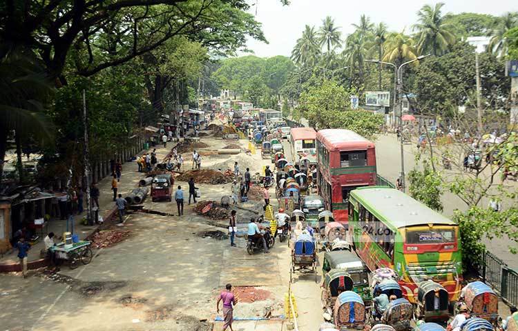 রাস্তা খোঁড়াখুঁড়ির কাজ যেন দ্রুত গতিতে শেষ হয় সেই প্রত্যাশা করছেন সাধারণ মানুষ। ছবি : বিপ্লব দিক্ষিৎ