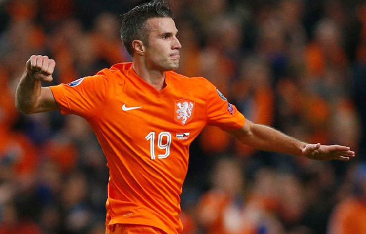 রবিন ফন পার্সি : অন্যতম বিশ্বসেরা স্ট্রাইকার। ২০১৪ ব্রাজিল বিশ্বকাপের গ্রুপ পর্বে নিজেদের প্রথম ম্যাচেই বিশ্বজয়ী স্পেনকে ৫-১ গোলে পরাজিত করেছিল ডাচরা। দলের অধিনায়কও ছিলেন ফন পার্সি। ওই ম্যাচে নিজে করেছেন ২ গোল। যার একটি ছিল ফ্লাইং হেডে করার অসাধারণ এক গোল। যেটা আবার বিশ্বকাপে সেরা গোলের স্বীকৃতিও পেয়েছিল। জিতেছিল পুসকাস অ্যাওয়ার্ড। সেই ফন পার্সিরা ২০১৮ বিশ্বকাপে দলকেই চূড়ান্ত পর্বের টিকিট এনে দিতে পারেননি। বিশ্বকাপও মিস করবে দুর্দান্ত এক স্ট্রাইকারকে।