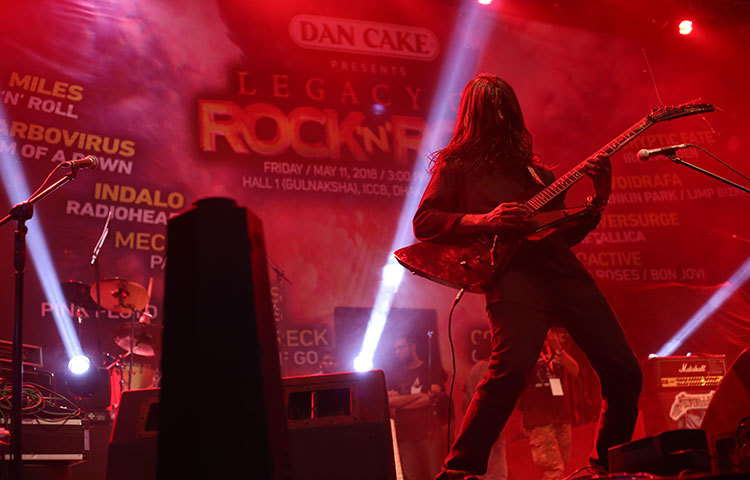 সুরের তালে মাতোয়ারা এই ব্যান্ড শিল্পী। ছবি : মাহবুব আলম