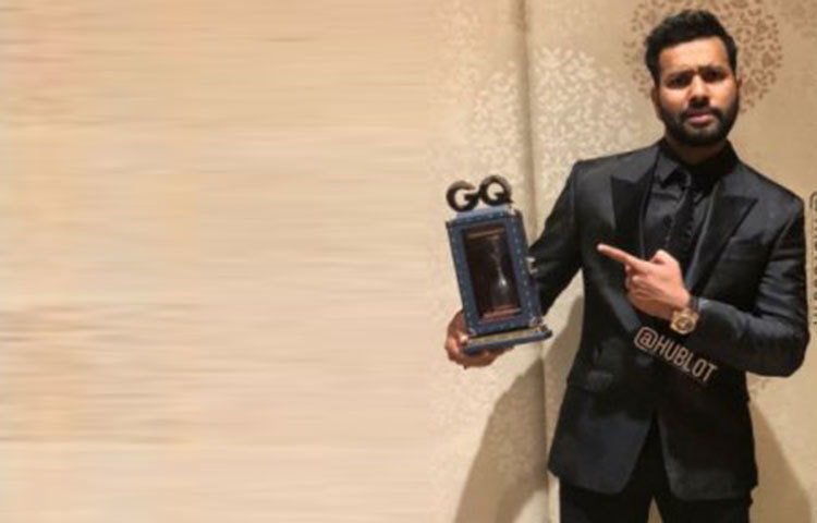 সোশাল মিডিয়ায় এই পুরস্কার হাতে নিয়ে ছবি পোস্ট করেছেন রোহিত।