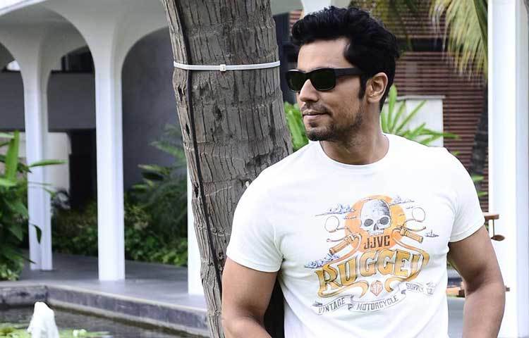 রণদীপ হুডা : বি-টাউনে নজির গড়ার আগে অস্ট্রেলিয়ার একটি চিনে রেস্তোরাঁয় একজন ওয়েটার হিসেবে পেশাগত জীবন শুরু করেন রণদীপ। ওয়েটারের চাকরির জন্য প্রতি ঘণ্টায় ৮ ডলার (৫১৭ টাকা) পেতেন তিনি।