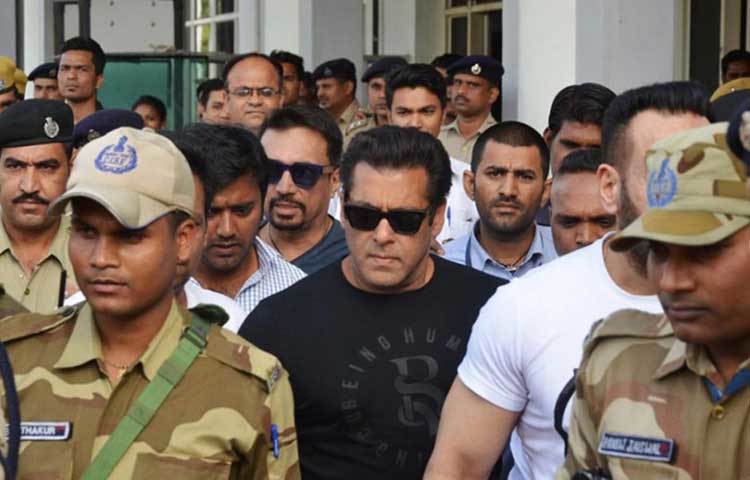 ‘বাজিগর’ ছবির জন্য প্রথমে অফার পান সালমান খান। কিন্তু তিনি নেগেটিভ চরিত্রে অভিনয় করতে চাননি বলেই ছবির প্রস্তাব ফিরিয়ে দেন।