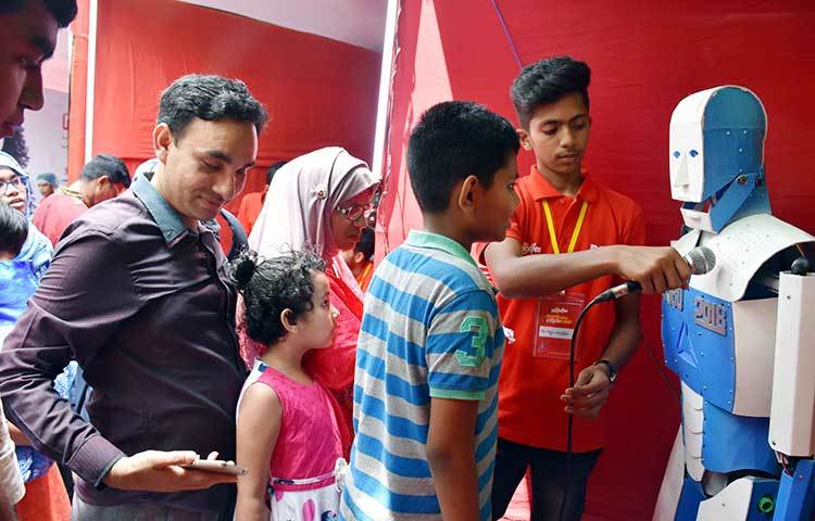 রোবট কথা বলছে শিশুদের সঙ্গে। মি. নুডলস খেতে নাকি পছন্দ করে রোবট রিবো। ছবি : বিপ্লব দিক্ষিৎ