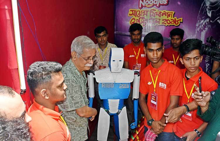 রোবটের সঙ্গে জনিপ্রয় লেখক মুহম্মদ জাফর ইকবাল। ছবি : বিপ্লব দিক্ষিৎ