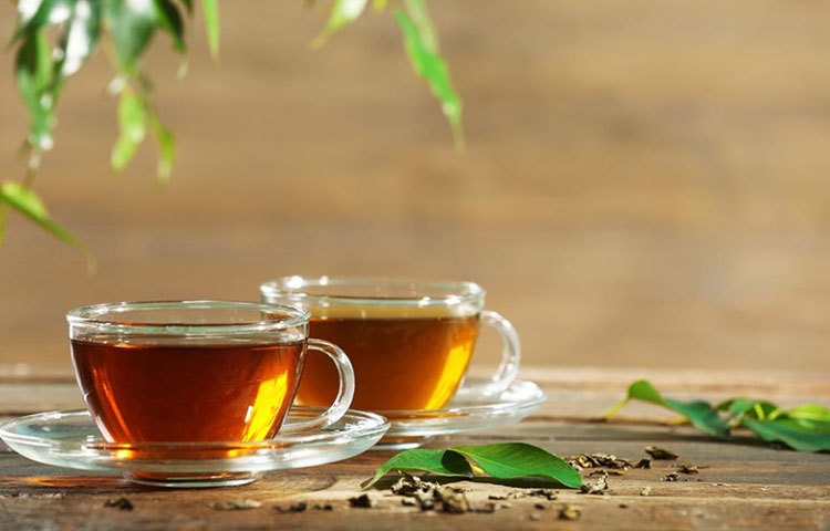 রাতে পারলে এক কাপ গ্রিন টি খান। এতে শরীরে প্রচুর অ্যামাইনো অ্যাসিড এল-থিনাইন যোগায়। যা ঘুম আসতে খুব কার্যকরী।